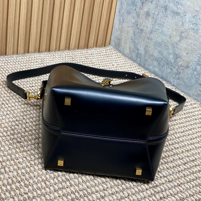 LE 37 MEDIUM BUCKET BAG 25 IN BLACK CALFSKIN GOLD HARDWARE