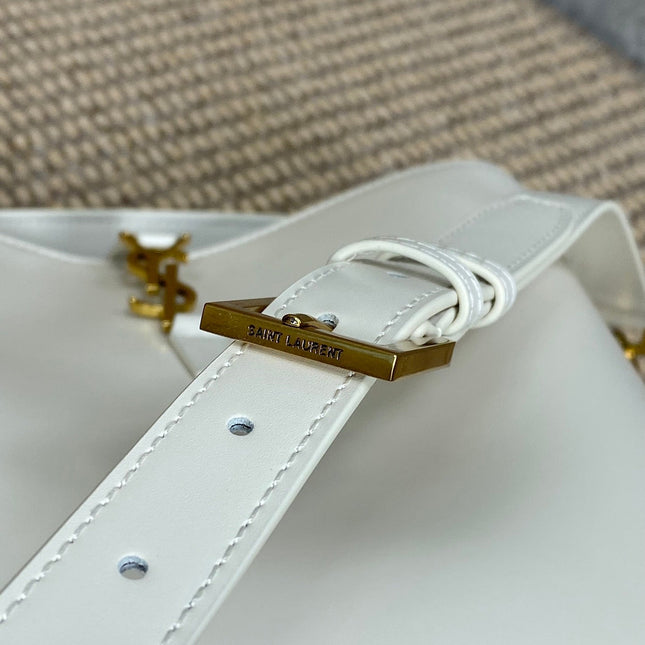 LE 37 MEDIUM BUCKET BAG 25 IN WHITE CALFSKIN GOLD HARDWARE