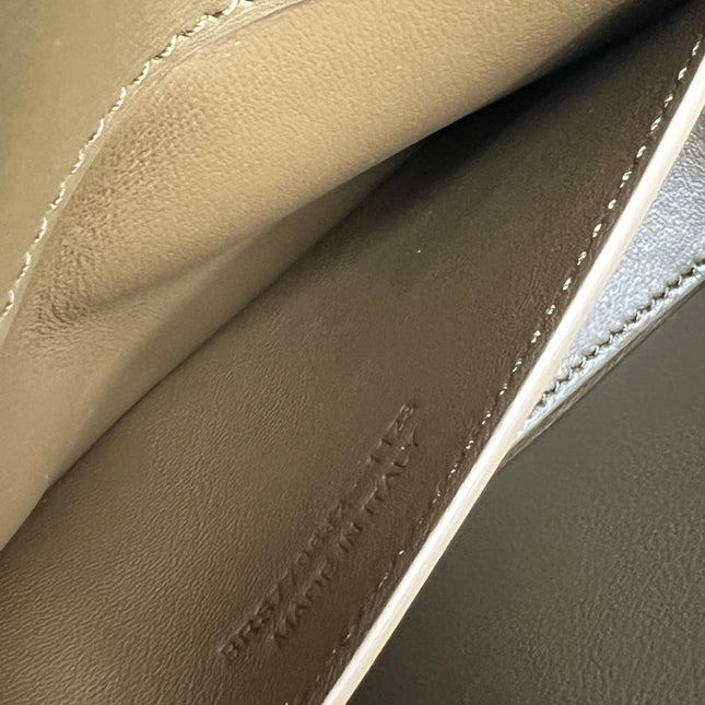 VOLTAIRE IN BOX 21 IN CARAMEL BROWN CALFSKIN GOLD LOGO