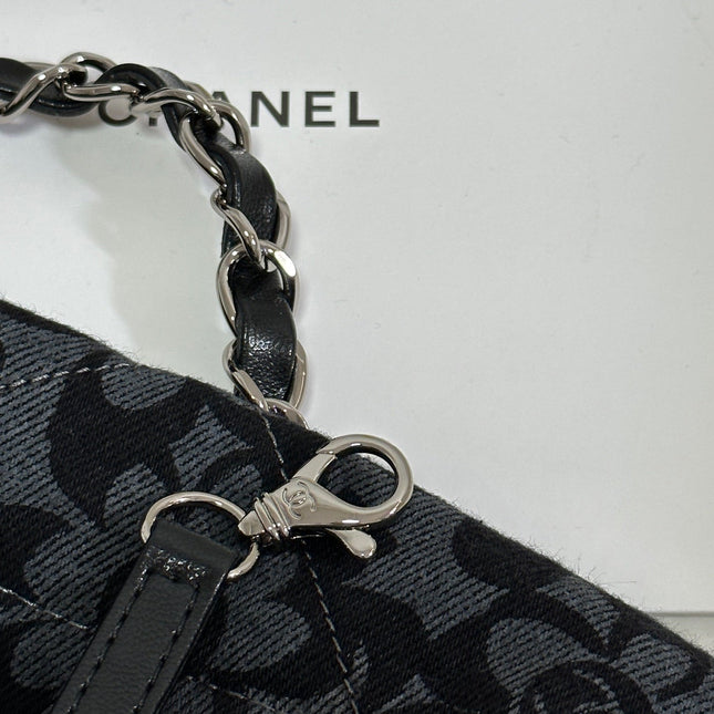 LARGE DRAWSTRING FLORAL PRINT SHOULDER BAG 39 IN BLACK MIX GREY DENIM