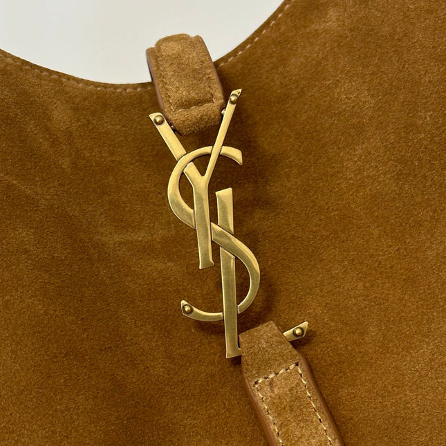 LE 5 À 7  SUPPLE SMALL 22 IN  CARAMEL BROWN SUEDE