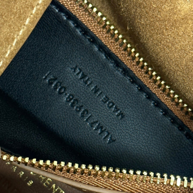 LE 5 À 7  SUPPLE SMALL 22 IN  CARAMEL BROWN SUEDE
