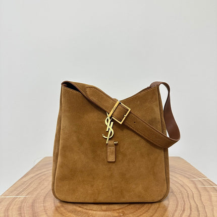 LE 5 À 7  SUPPLE SMALL 22 IN  CARAMEL BROWN SUEDE