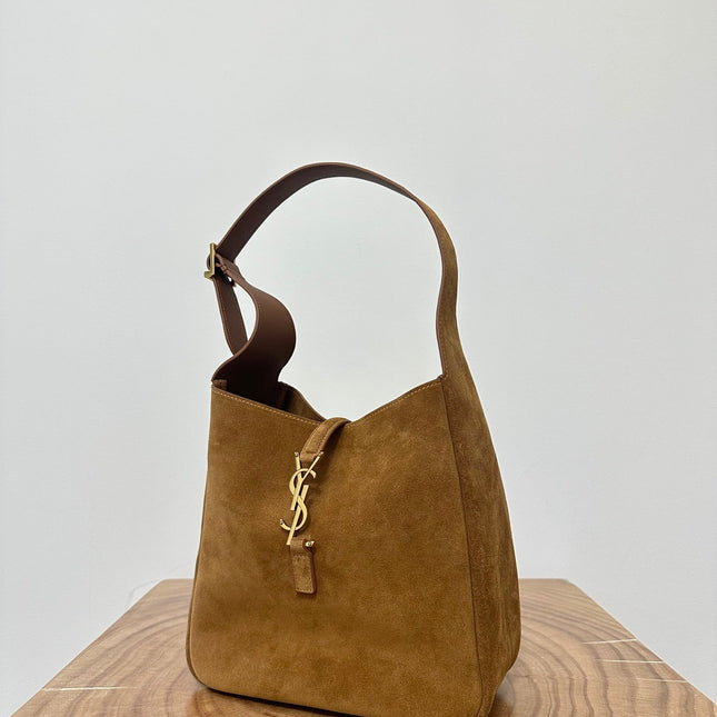 LE 5 À 7  SUPPLE SMALL 22 IN  CARAMEL BROWN SUEDE