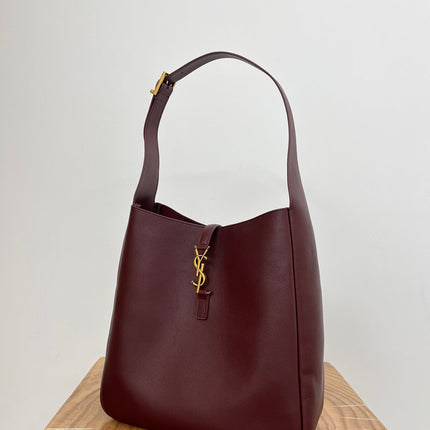 LE 5 À 7 LARGE SUPPLE 31 IN WINE RED GRAINED CALFSKIN