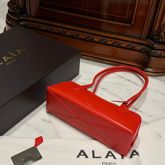 LE TECKEL MEDIUM BAG 33 IN CLASSIC RED GOATSKIN