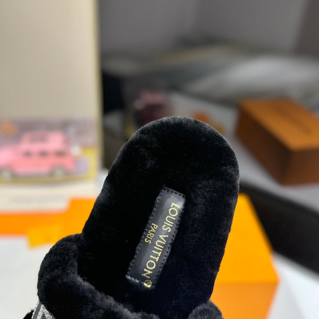 FURRY SLIPPER IN BLACK SHEARLING