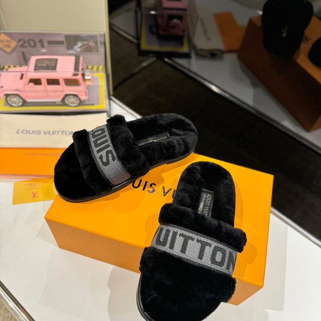 FURRY SLIPPER IN BLACK SHEARLING