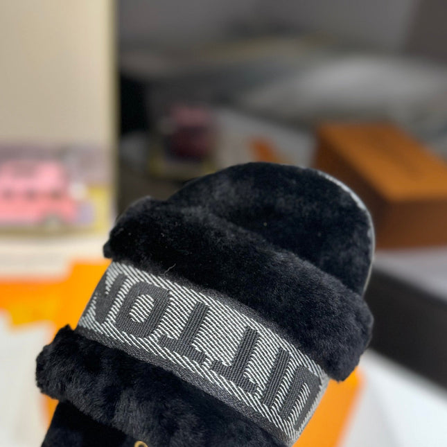 FURRY SLIPPER IN BLACK SHEARLING