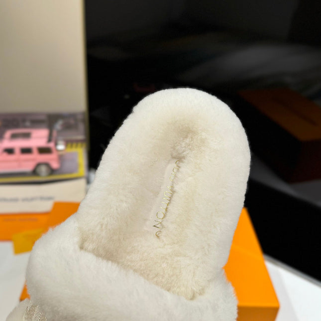 FURRY SLIPPER IN WHITE SHEARLING