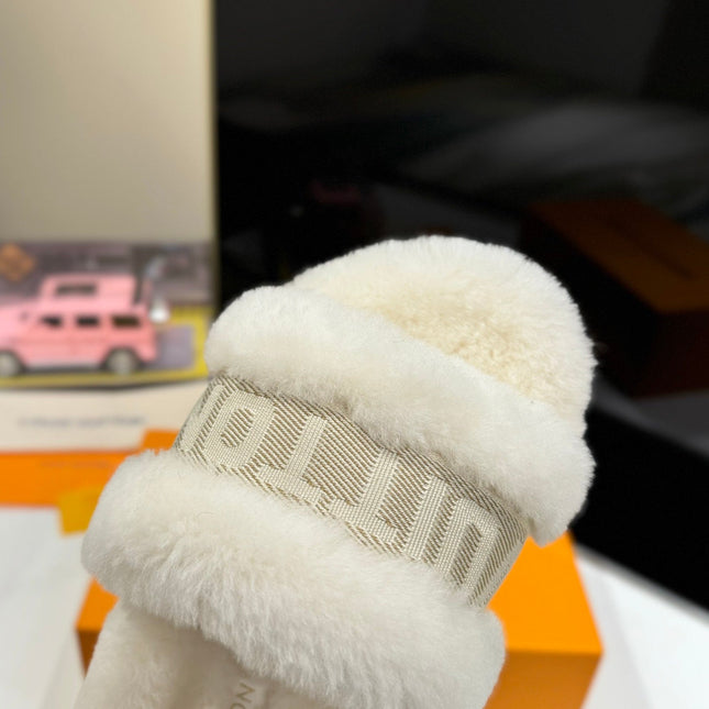 FURRY SLIPPER IN WHITE SHEARLING