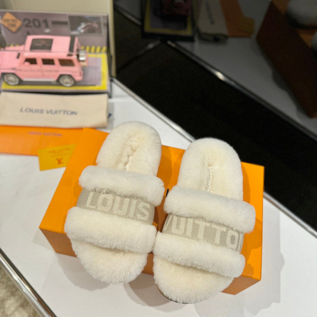 FURRY SLIPPER IN WHITE SHEARLING