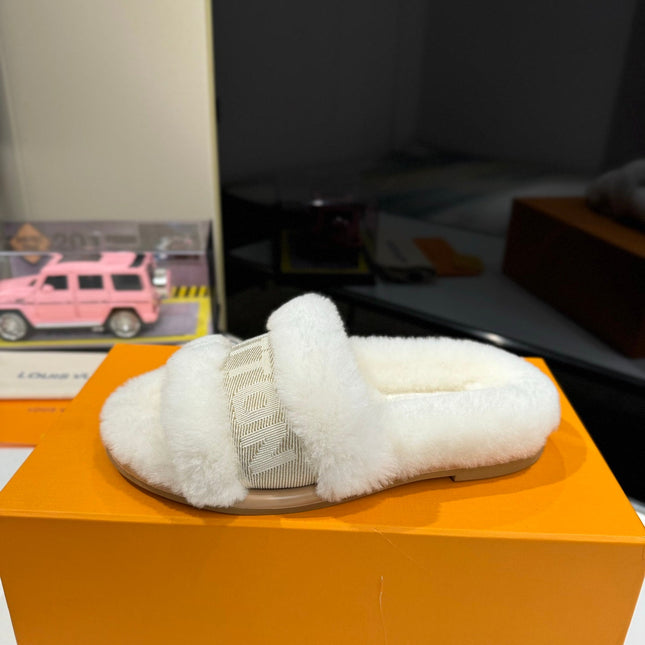 FURRY SLIPPER IN WHITE SHEARLING