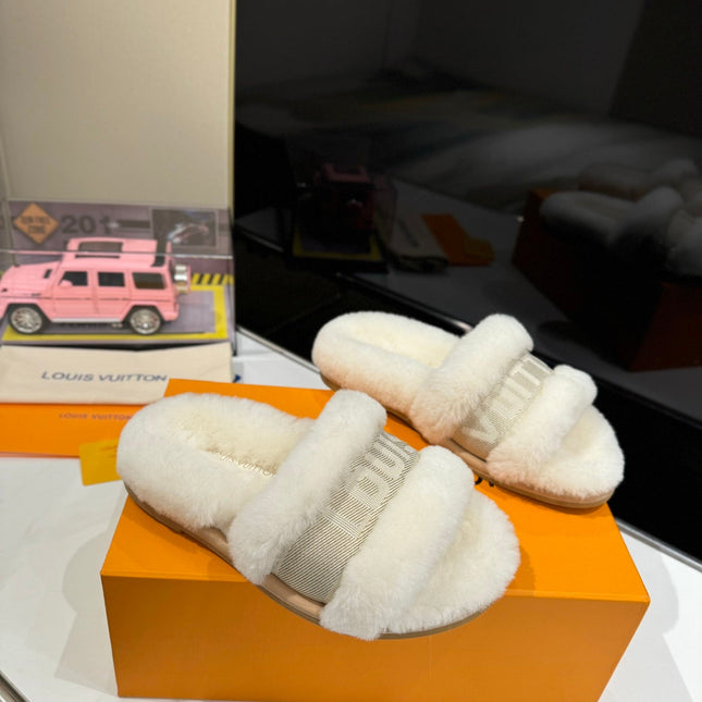 FURRY SLIPPER IN WHITE SHEARLING