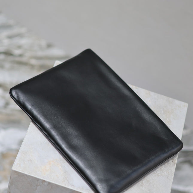 POUCH 30 IN BLACK CALFSKIN WITH EMBOSSED LOGO
