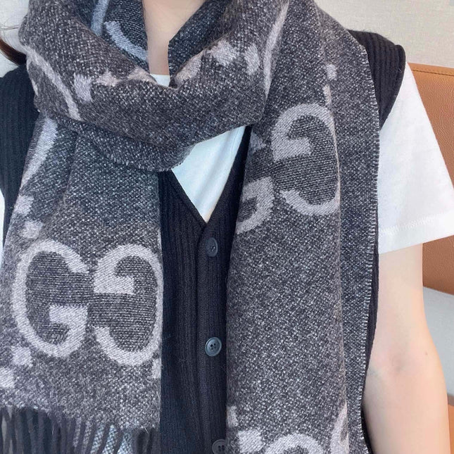 GG JACQUARD PATTERN KNIT SCARF 195 CM WITH TASSELS MOUSE GRAY 403750