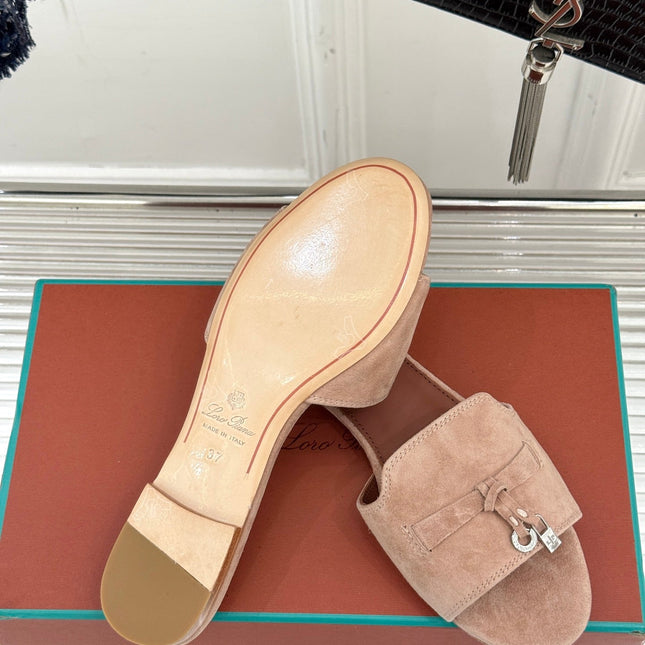 FLAT SANDALS IN LIP PINK SUEDUE AND LAMBSKIN
