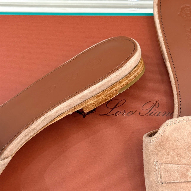 FLAT SANDALS IN LIP PINK SUEDUE AND LAMBSKIN