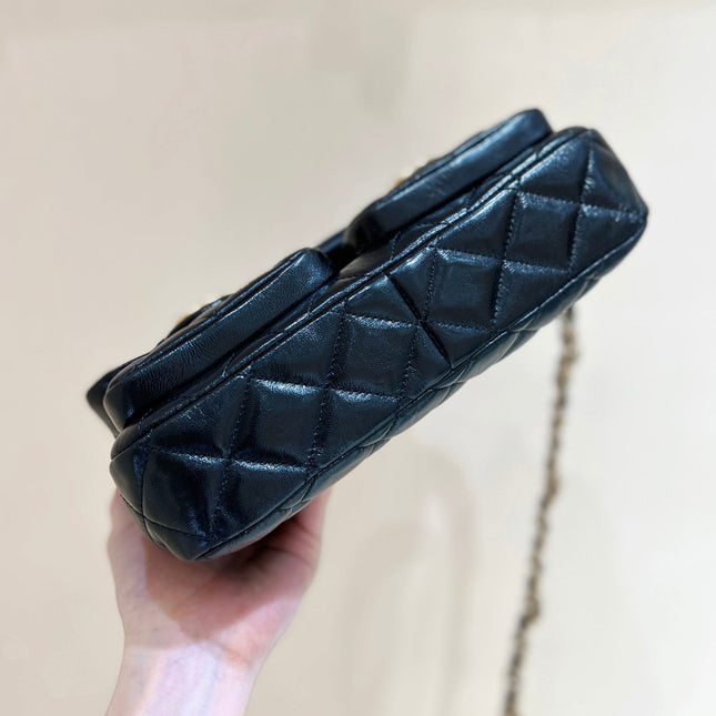 DOUBLE POCKETS FLAP BAG TOP HANDLE 24 IN BLACK LAMBSKIN GOLD HARDWARE