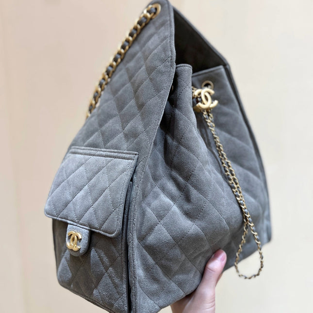 CC 25 HANDBAG 40 IN GREY SUEDE GOLD HARDWARE