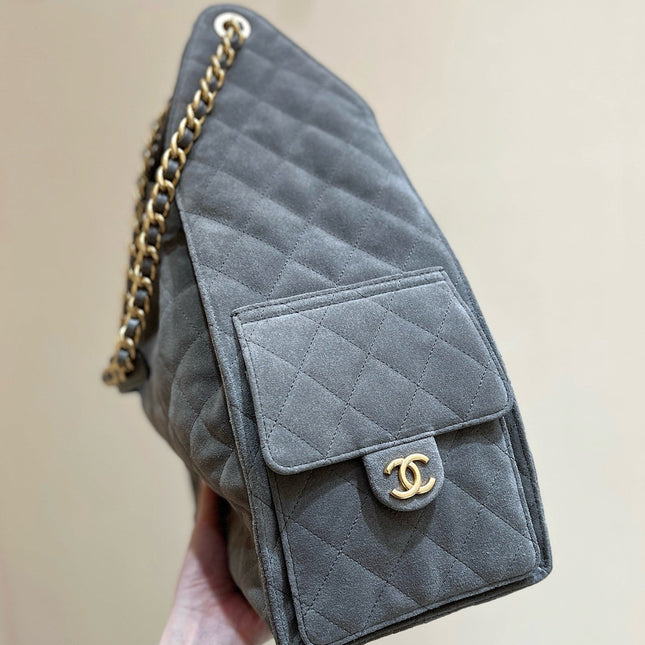 CC 25 HANDBAG 40 IN GREY SUEDE GOLD HARDWARE