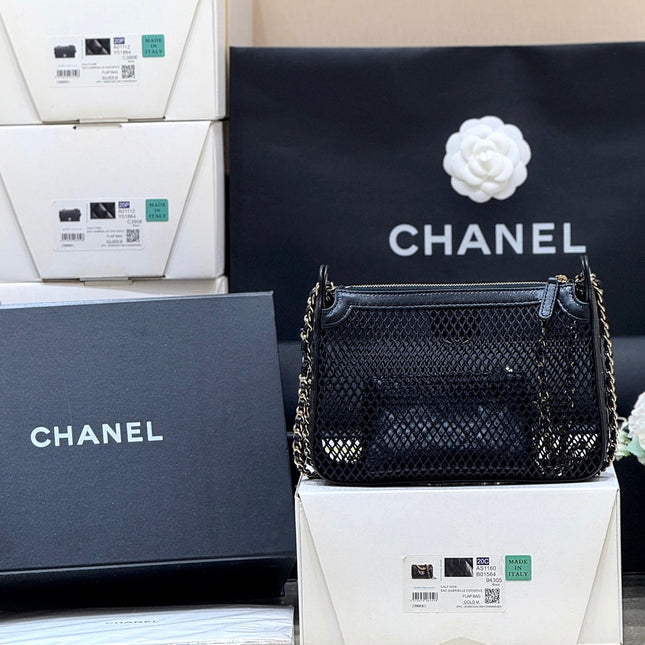 MESH POUCH 20 IN BLACK EFFECT LAMBSKIN WITH GOLD HARDWARE