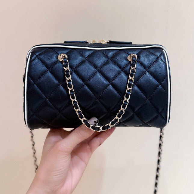 MEITO BOSTON MATELASSE CAVIAR SHOULDER HANDBAG 18 IN BLACK LAMBSKIN