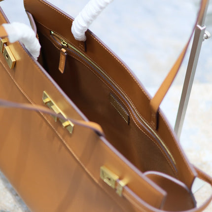 MANHATTAN SHOPPING BAG 40 IN TAWNY BROWN SMOOTH LAMBSKIN GOLD BUCKLE