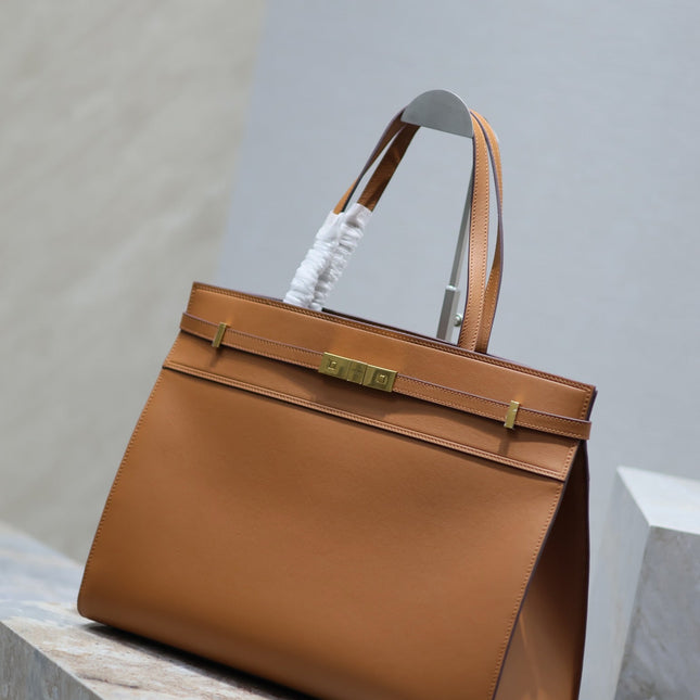 MANHATTAN SHOPPING BAG 40 IN TAWNY BROWN SMOOTH LAMBSKIN GOLD BUCKLE