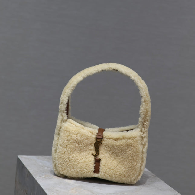 LE 5 À 7 MINI BAG 19 IN CREAM SHEARLING AND BROWN CALFSKIN TRIM