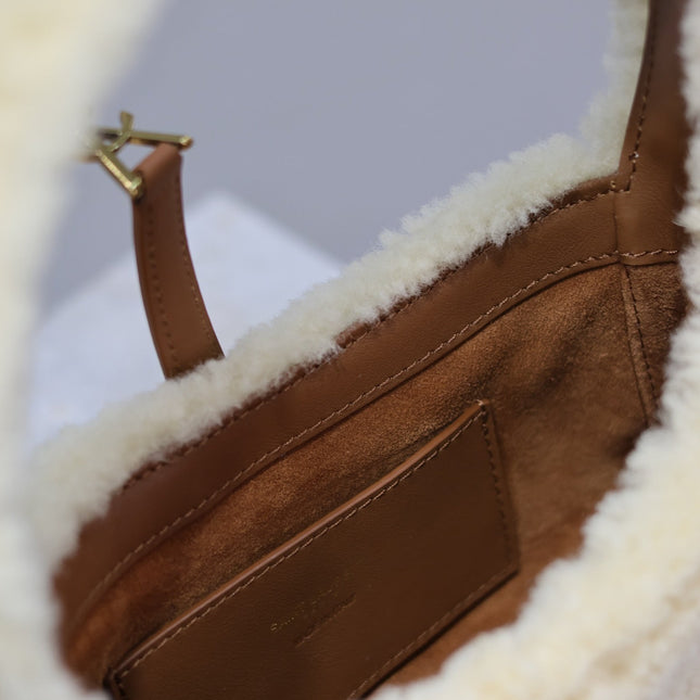 LE 5 À 7 MINI BAG 19 IN CREAM SHEARLING AND BROWN CALFSKIN TRIM