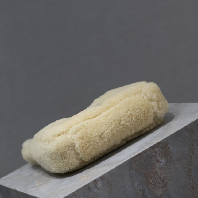 LE 5 À 7 MINI BAG 19 IN CREAM SHEARLING AND BROWN CALFSKIN TRIM