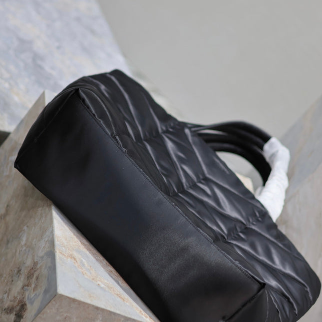 PUFFER LARGE TOTE BAG 57 IN BLACK SILK