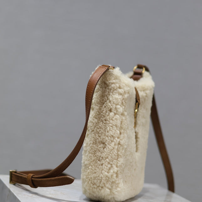 LE 5 À 7 HOBO BAG 18 IN CREAM SHEARLING AND BROWN SUEDE TRIM