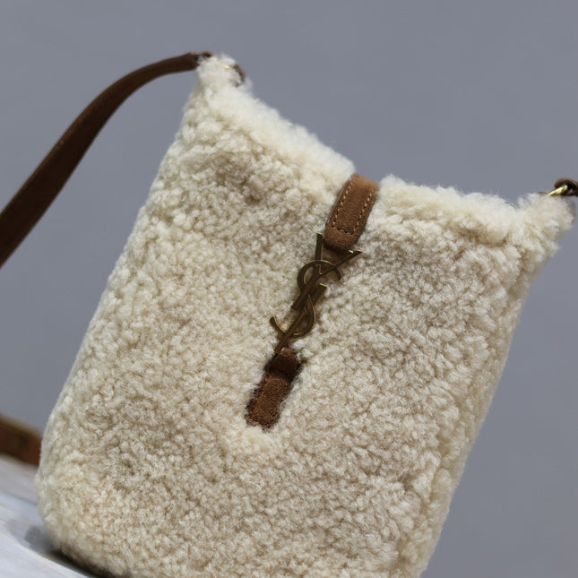 LE 5 À 7 HOBO BAG 18 IN CREAM SHEARLING AND BROWN SUEDE TRIM