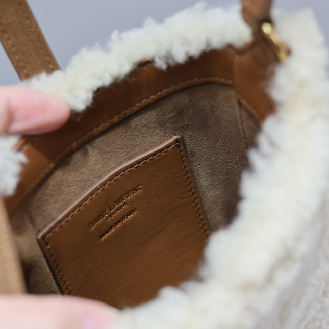 LE 5 À 7 HOBO BAG 18 IN CREAM SHEARLING AND BROWN SUEDE TRIM