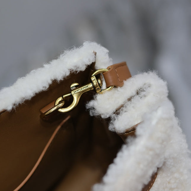 SAC DE JOUR 22 IN WHITE SHEARLING AND BROWN CALFSKIN TRIM