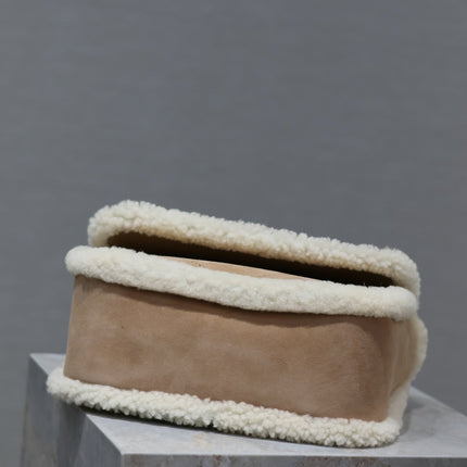 NIKI SMALL 22 IN CAMEL SUEDE AND WHITE SHEARLING