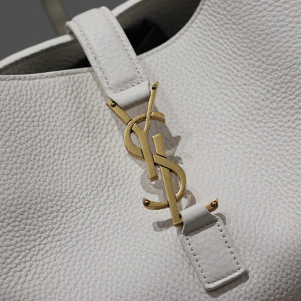 LE 5 À 7 BEA TOTE BAG 50 IN WHITE LAMBSKIN GOLD LOGO