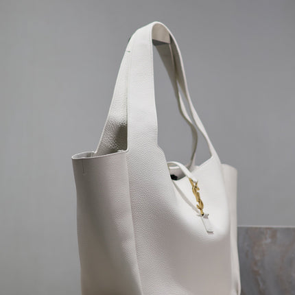 LE 5 À 7 BEA TOTE BAG 50 IN WHITE LAMBSKIN GOLD LOGO