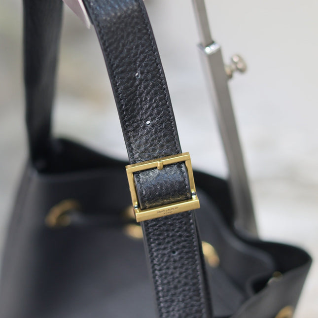 PARIS VII SMALL HOBO 30 IN BLACK GRAINED LEATHER GOLD HARDWARE