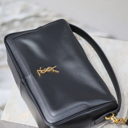 CAMERA SUPPLE BAG 28 IN BLACK SMOOTH LAMBSKIN GOLD HARDWARE