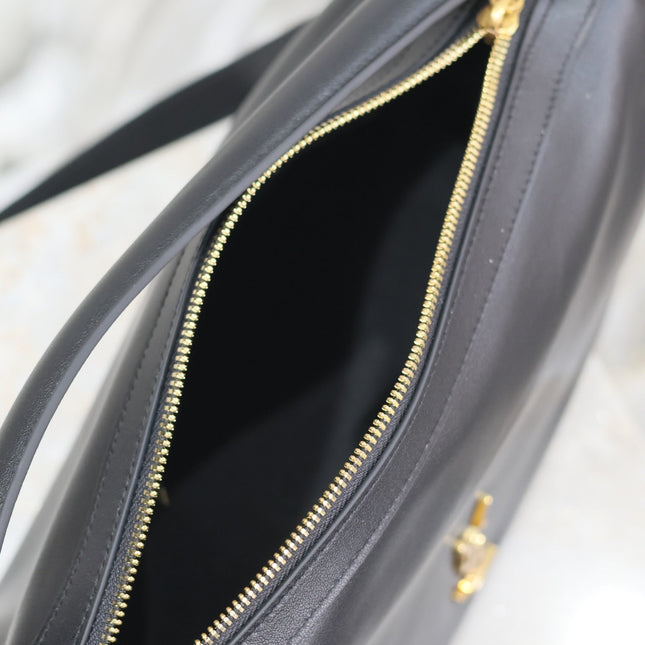 CAMERA SUPPLE BAG 28 IN BLACK SMOOTH LAMBSKIN GOLD HARDWARE