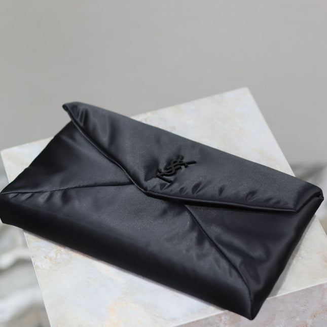 ENVELOPE CLUTCH 29 IN BLACK NYLON BLACK LOGO