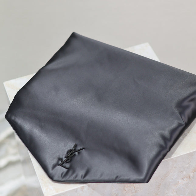 ENVELOPE CLUTCH 29 IN BLACK NYLON BLACK LOGO