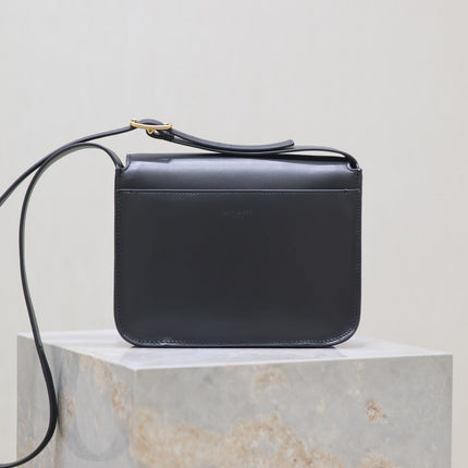 NIKI BABY 22 IN BLACK CALFSKIN GOLD LOGO