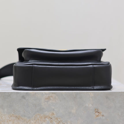 NIKI BABY 22 IN BLACK CALFSKIN GOLD LOGO