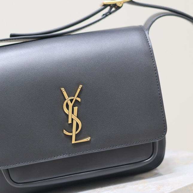 NIKI BABY 22 IN BLACK CALFSKIN GOLD LOGO