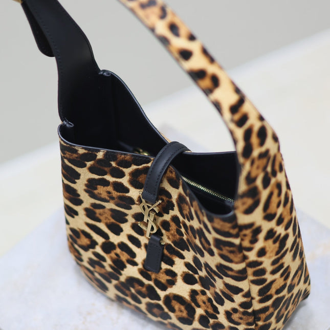 LE 5 À 7 SMALL SUPPLE 23 IN LEOPARD PRINT CALFSKIN