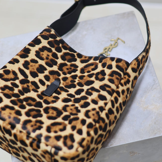 LE 5 À 7 SMALL SUPPLE 23 IN LEOPARD PRINT CALFSKIN